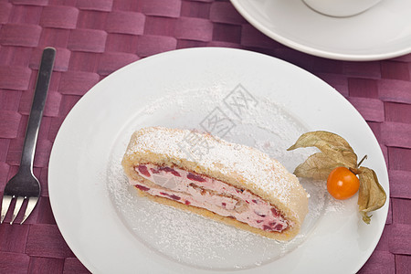 白盘上一块果冻卷饼片糕点漩涡诱惑奶油酸浆营养餐垫粉末食物甜点图片