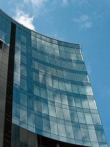 爱沙尼亚塔林的现代公司建造工程刮刀反思玻璃窗户商业民众办公室天空拍摄宏观图片
