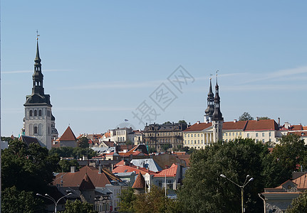 爱沙尼亚老塔林首府的屋顶场景国家首都城堡天空旅行房子风向标城市景观图片