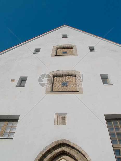 古城街道 爱沙尼亚首都塔林法卡迪斯旅行蓝色建筑学历史国家场景城市天空建筑风向标图片