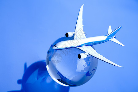 蓝色背景的地球航空班机海关移民天空圆圈运输技术乘客旅行插图行星背景图片