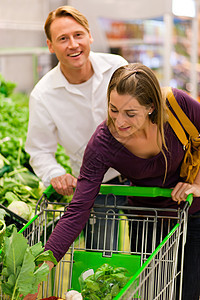 超市购物杂货店里的人女性男人检查店铺女士夫妻成人架子零售蔬菜图片