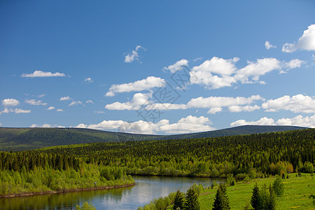 夏季风景 维谢拉河 乌拉尔山场景蓝色天空森林顶峰反射荒野地形树木国家图片