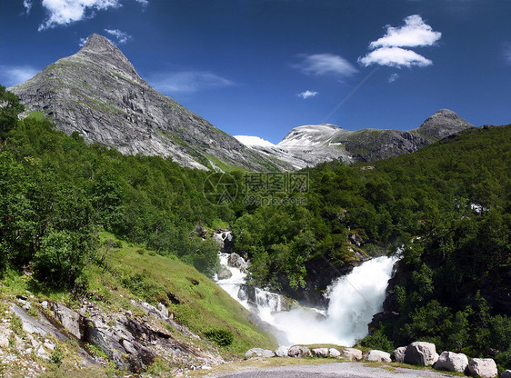 挪威灰色天空森林悬崖旅行山脉白色岩石石头绿色图片