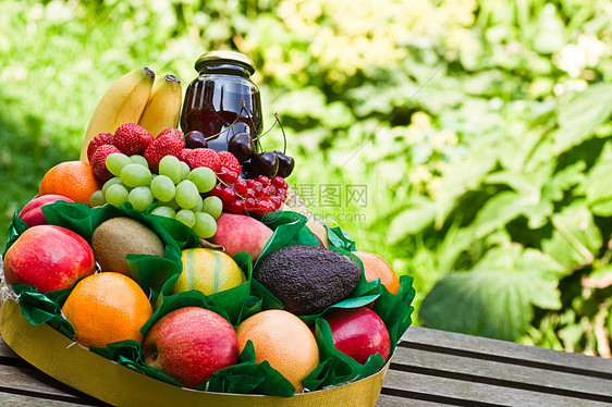 新鲜 天然的水果 在盒子里包装橘子桃子水平照片绿色浆果香蕉奇异果红色李子图片