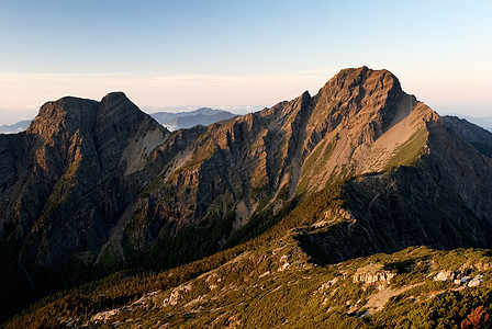 东亚第一高峰玉山荒野爬坡天空顶峰森林场景晴天风景高山阳光图片