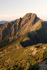 东亚第一高峰玉山天堂高山场景风景旅行顶峰阳光天空太阳森林图片