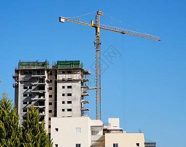 起吊机和正在建造的建筑图片