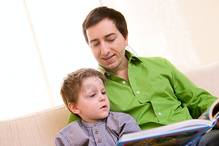阅读书父亲男生父母闲暇沙发教育家庭爸爸孩子水平图片