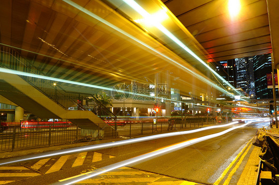 夜间与城市交接旅行运动运输景观建筑戏剧性线条驾驶蓝色公共汽车图片