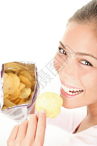 女人吃薯片筹码食物学生土豆零食青少年饮食小吃垃圾乐趣图片