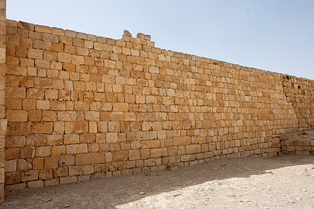 由黄石块盖建的古城墙图片
