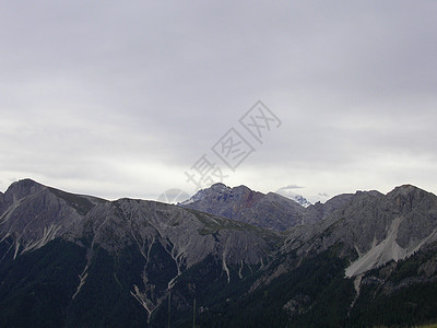 意大利多洛米蒂瓦尔普斯特里亚景观骑术天空蓝色团体树木晴天草地全景高山远足图片