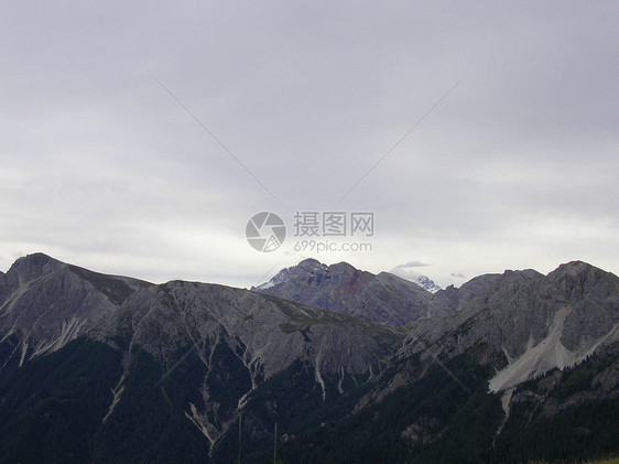 意大利多洛米蒂瓦尔普斯特里亚景观骑术天空蓝色团体树木晴天草地全景高山远足图片