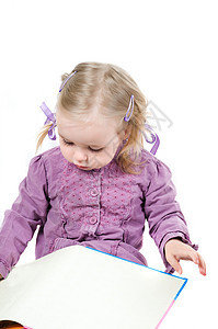 一个在演播室的小女孩孩子女孩辫子童年儿童女儿紫色阅读白色婴儿图片