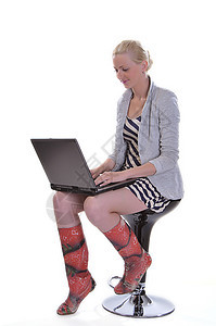 带着笔记本电脑的白人女子白色全球通讯学生女性长发微笑乐趣水平互联网图片