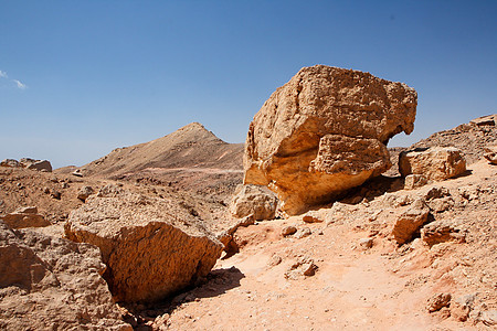 以色列石头沙漠中气候恶劣的橙色岩石图片