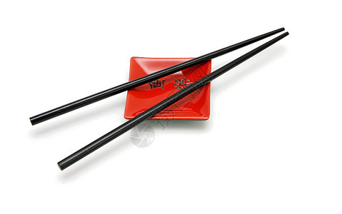 小红方纸板上的筷子与袋式刻字隔离图片