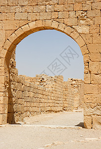 古老的石形拱门和墙壁图片
