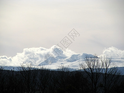 山脉天空顶峰解脱文件木头植被旅行蓝色风景一条路线图片