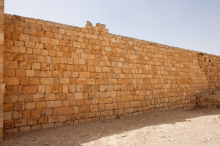 古寺庙废墟的破碎墙壁堡垒天空蓝色建筑学建筑走廊积木正方形砖块砂岩图片