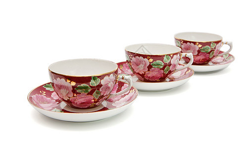 3个茶杯 配有涂有花粉型料的酱汁 与世隔绝白色陶器餐具飞碟杯子玫瑰花朵盘子菜肴粉色图片