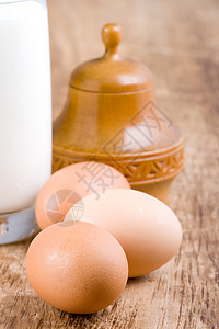 褐蛋和奶杯奶制品木板牛奶玻璃团体产品白色健康桌子棕色图片