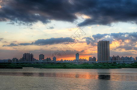 城市之夜与河流城市旅游反射办公室市中心旅行游客地标建筑学景观图片