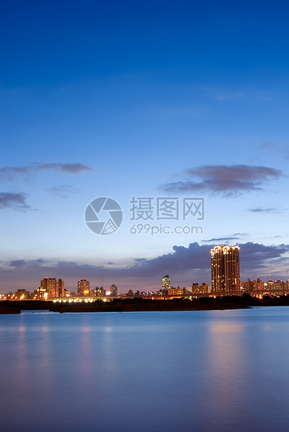城市之夜与河流建筑摩天大楼景观天空城市公寓风景港口蓝色地标图片