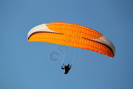 深蓝天空中的红滑翔伞图片