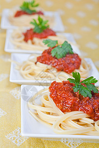 配番茄酱和面食的意大利面美食午餐餐具餐厅烹饪宏观面条胡椒营养正方形图片