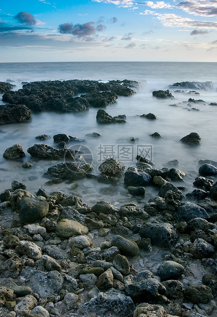 珊瑚礁海岸线的日落沿海天空风景日出蓝色旅行岩石支撑天堂游客图片