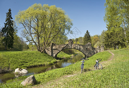 老桥和两辆自行车图片