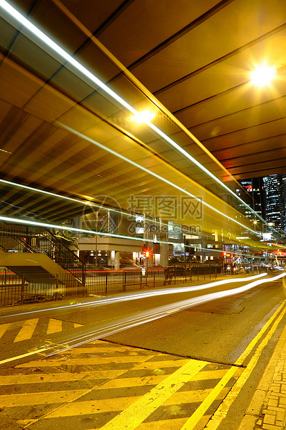 夜间在市中心交通城市蓝色线条建筑公共汽车戏剧性景观速度旅行运输图片