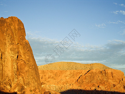 沙漠光景观石头水平红岩图层橙子砂岩远景沙漠干旱图片