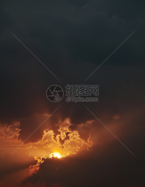 火热的日落-垂直构图图片