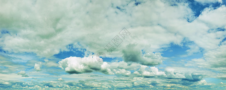 云层天空的全景照片蓝色云雾图片