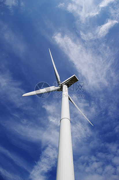 风车和蓝天空足迹农业电机爬坡螺旋桨风能环境天空发电环境保护图片