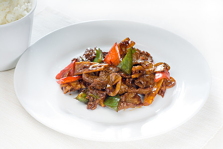 中国牛肉蔬菜和牛肉竹子白色红色盘子胡椒午餐黑色洋葱美食健康图片
