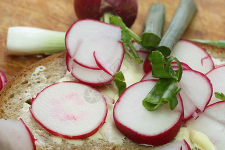 Radish 面包白色香料棕色韭菜黄油午餐绿色早餐饮食红色图片