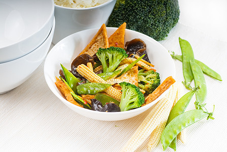 豆腐和蔬菜洋葱玉米美食牛肉盘子胡椒食物发芽营养竹子图片