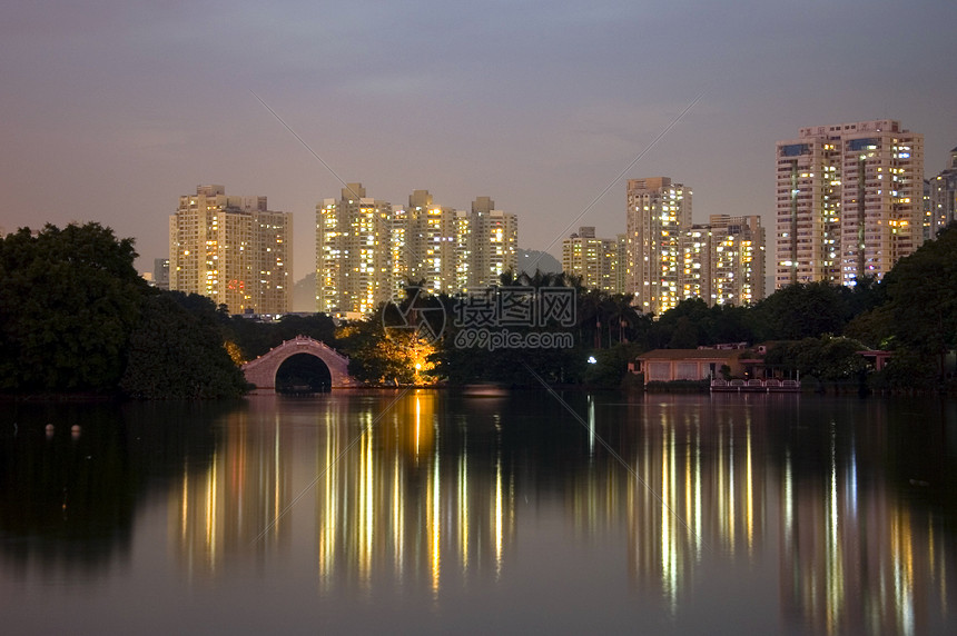 夜间在湖边公园夜景池塘发光反射建筑物亭子树木图片