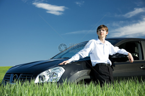 成功的商务人士 在草地上开着汽车男性成人自由轿车人士场地幸福吉普车闲暇孤独图片