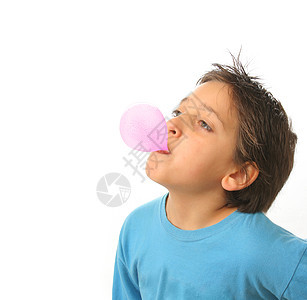 男孩吹粉红色泡泡糖口香糖乐趣糖果气球软糖孩子们男生粉色咀嚼眼睛味道图片
