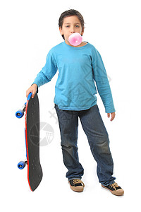 男孩吹泡泡口香糖 拿着溜冰鞋味道咀嚼糖果滑冰微笑乐趣孩子们打击软糖粉色图片