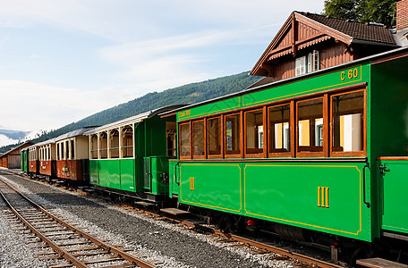 奥地利Mauterndorf村火车站的历史铁路车厢图片