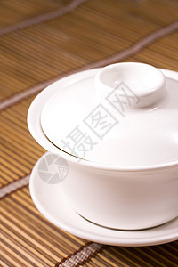 木制桌上的茶杯陶器文化黏土液体食物茶壶饮料白色壤土服务图片