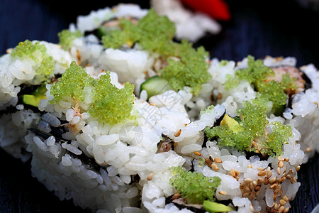 美食米饭sushs 加州卷午餐海鲜寿司螃蟹海苔传统蔬菜鱼片用餐小吃背景
