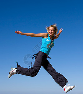 跳跳女快乐飞行自由活力蓝色天空享受微笑行动喜悦图片