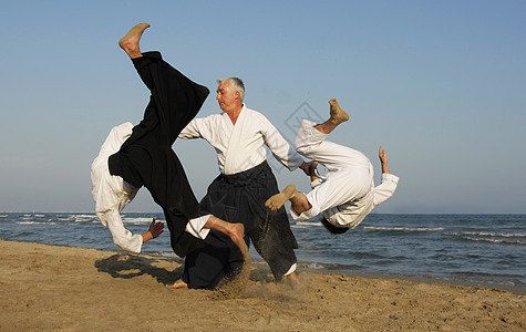 海滩上的合木道操作专注男人训练瞳孔运动说明武士海洋格斗图片